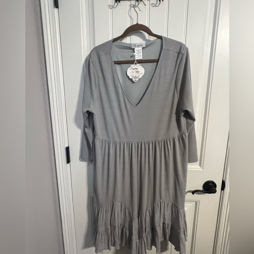 #8557. NEW! Paisley Vine Women's Gray Baby Doll V-Neck Dress. Size 1XL